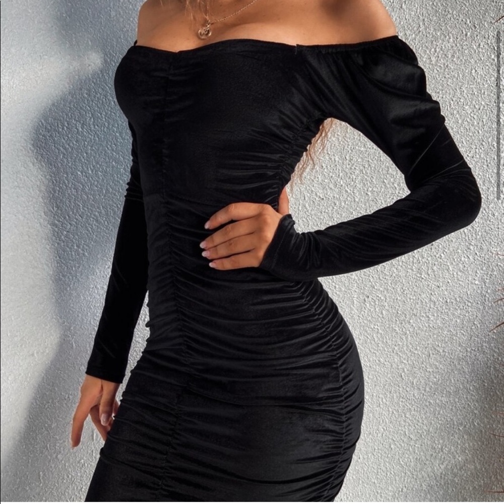 Black Lush Velvet Fitted Sweetheart Dress - Picture 5 of 8